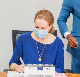 Minister of Finance and EU Ambassador welcome EIB support for COVID-19 health resilience and climate adaptation in Benin
