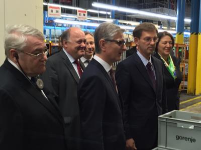 From right to left in the first line: EIB Vice President Mr László Baranyay, President of the Management Board and CEO of Gorenje Mr Franjo Bobinac, Prime Minister of the Republic of Slovenia Mr Miro Cerar, and Mrs Violeta Buc, European Coçmmissioner for Transport.In the production site of Gorenje.n the production site of Gorenje
