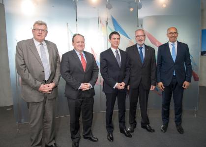 de droite à gauche : M. Christian Ecker, Sécretaire d'État, chargé du budget, M. Ambroise Fayolle, Vice-président de la BEI, M. Manuel Valls, Premier ministre, M. Werner Hoyer, Président de la BEI, et M. Harlem Désir, Secrétaire d’Etat aux Affaires européennes