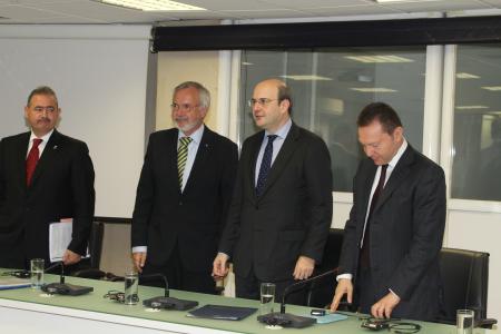 Mr Mihai Tanasescu, Vice President of the EIB, Werner Hoyer, EIB President for the EIB Group, Kostis Hatzidakis, Minister of Development and Competitiveness, for the Hellenic Republic and Minister of Finance Yannis Stournaras