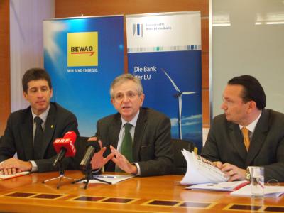 From left to right: Dr. Martin Frank, CEO, Bank Austria Leasing,Herrn Wilhelm Molterer EIB VizepräsidentMag. Dietmar Kristler, Structured Leasing, Bank Austria Leasing