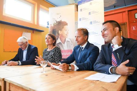 De gauche à droite : V. Polese, échevin, S. Themont, Bougmestre de Flémalle, P.-E. Noel, BEI et J.-M. Bréban, Belfius