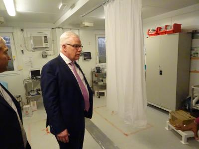 Une importante délégation visite un hôpital MSF financé par la BEI en Haïti