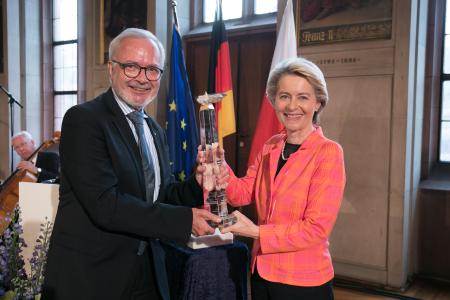 European Commission President Ursula von der Leyen presents the European Banker of the Year award to EIB President Werner Hoyer