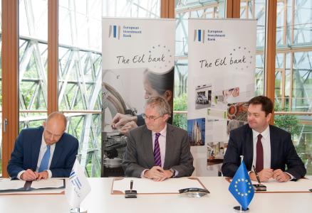 Mr Ole Larsen, Executive Vice-President & CFO, Bavarian Nordic, Mr Jonathan Taylor, EIB Vice-President andMr Paul Chaplin, President & CEO, Bavarian Nordic