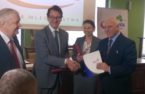 From left to right: Angel Ferrero, EIB representative, and Mr Edmund Borawski, Chairman of the Board of Mlekpol Dairy Cooperative in Grajewo