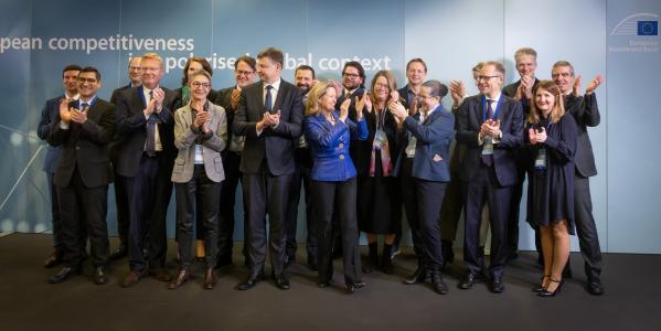 Family photo of participants of the first day of the Forum.