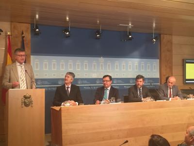 From left to right: Spanish Secretary of State for Budgets and Expenditure, A. Nadal, Vice-President of the EIB, R. Escolano, Chief Executive of the EIF, P. L. Gilbert, Director for Smart and Sustainable Growth and official responsible for Spain at the European Commission, R. Niessler