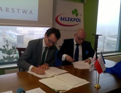 From left to right: Angel Ferrero, EIB representative, and Mr Edmund Borawski, Chairman of the Board of Mlekpol Dairy Cooperative in Grajewo