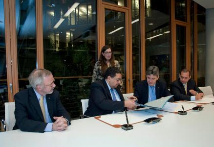 Mr Werner Hoyer, President of the EIB, Dr. Ziad Bahaa Eldin, Deputy Prime Minister and Minister of International Cooperation, Mr Philippe de Fontaine Vive, Vice President of the EIB and Mr. Hesham Okasha, Chairman of the National Bank of Egypt (NBE)