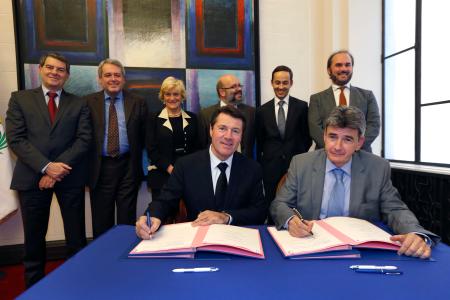 De gauche à droite (en second plan) Alain Philip, Directeur Général des Services Techniques de la Métropole Nice Côte d’Azur et de la Ville de Nice, Jean-Michel Drevet, Directeur Général des Services de la Métropole Nice Côte d’Azur et de la Ville de Nice, Nicole Merlino Manzino Adjoint Déléguée à la Production agricole et à l’Animation des marchés, Philippe Pradal, 1er Adjoint Délégué aux Finances, à la Sécurité, aux Travaux, à la Voirie, aux Transports et au Stationnement, Arnaud Menguy, Directeur Général Adjoint des Ressources Financières, M. Ducasse, Directeur Territorial au sein de la Direction régionale PACA de la Caisse des Dépôts (CDC).Christian Estrosi, Député-Maire de Nice, Président de la Métropole Nice Côte d'Azur et de Philippe de Fontaine Vive, vice-président de la BEI (assis)