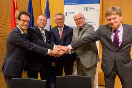De gauche à droite : Carlo Thelen, Directeur Général de la Chambre de Commerce du Luxembourg, Patrick Nickels, président de la SNCI, Pierre Gramegna, Ministre des Finances, Pim Van Ballekom, vice-président de la BEI et Emmanuel Baumann, Directeur de la SNCI
