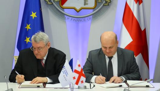 Signature of the East-west highway and the Kutaisi water and wastewater projects with Nodar Khaduri MoF.From left to right: EIB Vice-President László Baranyay and Mr Sebastien Husson de Sampigny HoO.