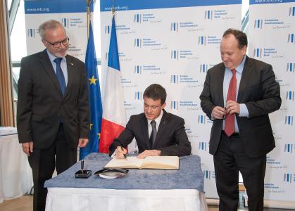 de droite à gauche : M. Werner Hoyer, Président de la BEI, M. Manuel Valls, Premier ministre et M. Ambroise Fayolle, Vice-président de la BEI