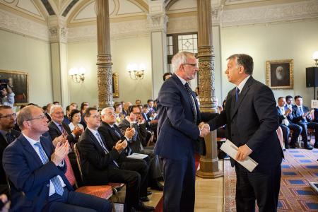EIB President Werner Hoyer and the Prime Minister of Hungary, Viktor Orbán inaugurating the EIB Group's office in Budapest