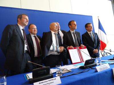 De gauche à droite: M. Serge Savasta, Associé Gérant chez Omnes Capital ; M. Ambroise Fayolle, Vice-Président de la BEI, M. Michel Sapin, Ministre des Finances et des Comptes Publics, M.Fabien Prevost, Président d’Omnes Capital, M. Emmanuel Macron, Ministre de l’Economie, de l’Industrie et du Numérique, et M. Carlos Moedas, Commissaire européen pour la Recherche, la Science et l’Innovation