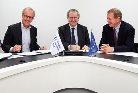 Peder Ramel, Hi3G CEO; Jonathan Taylor, EIB Vice-President and Marcus Wallenberg,Chairman of Hi3G