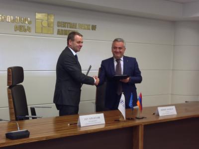 from left to right: Mr Jan Vapaavuori, Vice-President of the EIB, and Mr Arthur Javadyan, Chairman of the Central Bank of Armenia