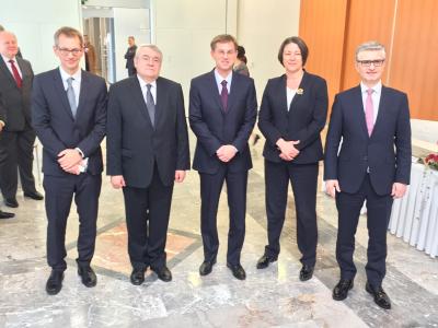 From left to right: Mr Peter Groznik, Member of the Management Board Gorenje, Mr Peter Groznik, Member of the Management Board, Mr László Baranyay, EIB Vice President, Mr Miror Cerar, Prime Minister of Slovenia, Mrs Violeta Buc, European Commissioner for Transport, and Mr. Franjo Bobinac, President and CEO of Gorenje Group.