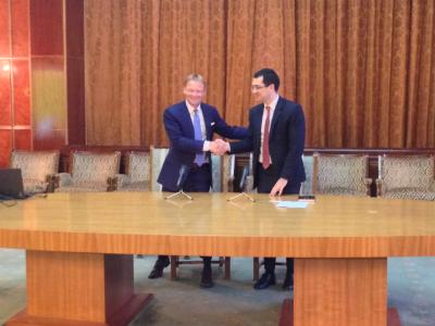 From left to right:Mr Vasil Hudák, EIB Vice President and Mr Vlad Voiculescu, the Romanian Minister of Health