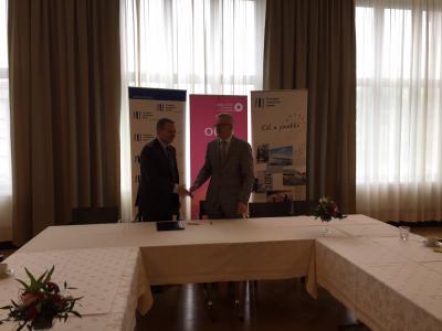 Jan Vapaavuori, Vice-President of the EIB and Mr Matti Pennanen, Mayor of Oulu during the signature of the loan