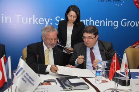 Mr İbrahim Çanakcı, Undersecretary of Treasury, signed on behalf of the Republic of Turkey, and President Werner Hoyer signed on behalf of the EIB, in the presence of the EIB Vice-President responsible for Turkey, Mr Pim van Ballekom, during an official visit to Turkey