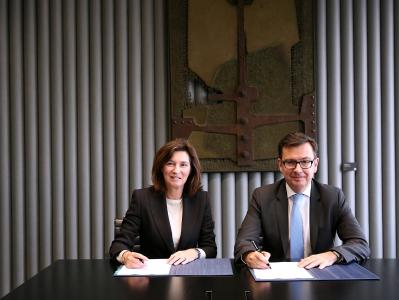 From left to right: C. de Parias, Director of BBVA Spain and EIB Vice-President R. Escolano