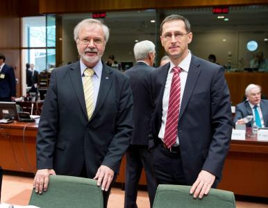 From left to right: Mr Werner HOYER, President of the EIB; Mr Mihaly VARGA, Hungarian Minister of National Economy.