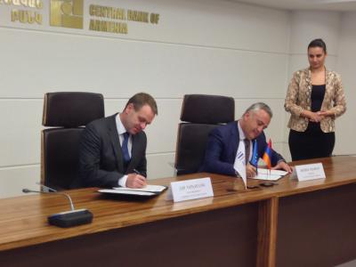 from left to right: Mr Jan Vapaavuori, Vice-President of the EIB, and Mr Arthur Javadyan, Chairman of the Central Bank of Armenia