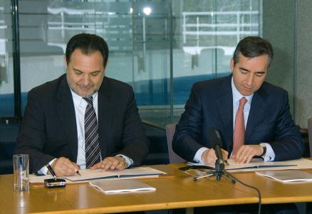 From left to right: Mr Kourakis, Mayor of Heraklion and Mr P. Sakellaris; Vice President of the EIB