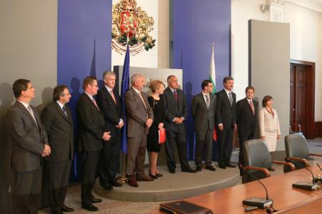 Bulgarian Prime Minister Boyko Borissov in the centre, to his left Ms Marta Gajęcka, EIB Vice-President responsible for lending in Central Europe as well as Bulgaria, and to his right the Bulgarian Deputy Prime Minister and Minister of Finance Mr Simeon Djankov and the acting Mayor of Sofia, Mr Minko Guerdjikov.
