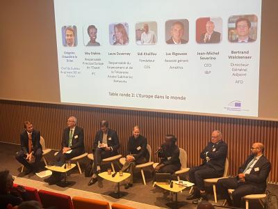 Un investissement de 15 M€ de la BEI dans le nouveau fonds I&P Afrique Entrepreneurs (IPAE 3) pour renforcer le soutien aux petites et moyennes entreprises africaines. Ce fonds novateur et à fort impact devrait créer plus de 4 000 emplois directs, dont au moins 40 % pour les femmes. Cet investissement, financé par le Fonds fiduciaire ACP, s’inscrit dans la stratégie Global Gateway de l’UE. Lors de la « Journée du Groupe BEI », la Banque européenne d’investissement (BEI) et Investisseurs & Partenaires (I&P) ont annoncé la conclusion d’un partenariat financier de 15 millions d’euros en faveur du nouveau fonds I&P Afrique Entrepreneurs 3 (IPAE 3). La cérémonie de signature s’est déroulée en présence d’Ambroise Fayolle, Vice-Président de la BEI et de Jérémy Hajdenberg et Sébastien Boyé, Co-CEOs d’Investisseurs & Partenaires (I&P). Il s’agit d’un fonds novateur à fort impact en Afrique, soutenant des entreprises locales à fort potentiel de croissance dans des domaines clés pour les pays concernés, tels que l’agriculture, la nutrition, la santé, l’énergie, l’eau, l’industrie ou encore les services. Les objectifs d’impact à atteindre sont clairement définis pour les entreprises africaines financées : que ce soit la création d’emplois décents, l’entrepreneuriat responsable, l’autonomisation des femmes ou encore la lutte contre le changement climatique. Le Fonds devrait créer plus de 4 000 emplois directs, dont au moins 40 % seront réservés aux femmes. De plus, il sera aligné à 100 % sur les critères du 2X Challenge soutenant l'entrepreneuriat féminin. La BEI, aux côtés de la Banque Ouest Africaine de Développement (BOAD) et de PROPARCO, s’engage parmi les premiers investisseurs dans ce fonds, avec l’objectif d’attirer d'autres investisseurs publics et privés. Cet engagement de la BEI vise à catalyser plus de 4.5 fois son investissement. Il marque une étape décisive dans le financement de petites et moyennes entreprises en Afrique de l'Ouest et à Madagascar, notamment dans des pays où les fonds de capital investissement éprouvent traditionnellement de grandes difficultés à investir. I&P bénéficie d’implantations locales en Côte d’Ivoire, au Ghana, au Sénégal et à Madagascar, et couvre également des pays proches comme par exemple le Bénin ou le Togo. « Je suis très heureux de signer ce nouvel investissement avec Investisseurs & Partenaires pour soutenir IPAE 3, un fonds innovant et à fort impact pour les entrepreneurs en Afrique, notamment en Afrique de l’Ouest et à Madagascar. Notre objectif est de financer et d’accompagner de jeunes entreprises, en particulier dans des pays où l’accès au financement est difficile. » a déclaré Ambroise Fayolle, Vice-Président de la BEI. Et d’ajouter : « En agissant ainsi, nous développons également un entreprenariat plus responsable et féminin, nous soutenons l’emploi et le développement de futurs champions. Ce sont des axes forts de notre action concrète en Afrique avec nos partenaires de l’Equipe Europe. » « Nous sommes particulièrement fiers de poursuivre notre partenariat de long terme avec la Banque européenne d’investissement, démarré il y a maintenant près de 20 ans. En étant parmi les premiers à s’engager formellement dans IPAE 3, la BEI joue un rôle décisif dans la réussite de cette levée de fonds, aux côtés des autres acteurs qui se positionnent sur ce premier closing. Cet engagement témoigne de la confiance portée à notre approche et à notre expertise. IPAE 3 se distingue par son ambition unique : financer des entreprises performantes, responsables et innovantes qui apportent des solutions aux grands défis du continent, tout en favorisant l’inclusion économique, en particulier celle des femmes. » a indiqué Sébastien Boyé, co-CEO d’I&P. Ce nouveau financement vient renforcer le partenariat de grande qualité développé entre la BEI et I&P, puisqu’il s’agit de la quatrième opération financière, portant ainsi à 35,25 millions d’euros le montant du soutien cumulé apporté aux différents fonds qu'I&P levés à ce jour. Cet investissement a été financé par le Fonds fiduciaire pour les États d’Afrique, des Caraïbes et du Pacifique (Fonds fiduciaire ACP) avec l’appui de la Commission européenne (CE). Il s’inscrit dans la forte mobilisation de l’Equipe Europe pour financer et accompagner les jeunes entreprises en Afrique, et plus largement dans la stratégie Global Gateway et son programme « UE-Afrique Global Gateway » pour soutenir une croissance durable et inclusive en Afrique. Acteur clef du développement en Afrique, la BEI via BEI Monde, sa branche dédiée aux financements hors UE, a consacré près de 3 milliards 100 millions d’euros d’investissements en 2024 en soutien à des projets concrets et à fort impact pour le continent africain. Note : Ce communiqué est de nature strictement informative et ne constitue ni une offre ni une invitation à investir dans IPAE 3 Informations générales Banque européenne d’investissement La Banque européenne d’investissement (BEI), dont les actionnaires sont les États membres de l’Union européenne (UE), est l’institution de financement à long terme de l’UE. Elle finance des investissements qui contribuent à la réalisation des grands objectifs de l’UE.  BEI Monde est la branche spécialisée du Groupe BEI dont l’activité est destinée à accroître l’impact des partenariats internationaux et du financement du développement, et un partenaire clé de la stratégie Global Gateway. Elle vise à soutenir 100 milliards d’euros d’investissements d’ici la fin de 2027 – soit environ un tiers de l’objectif global de cette stratégie de l’UE. Au sein de l’Équipe Europe, BEI Monde favorise des partenariats solides et ciblés, aux côtés d’autres institutions de financement du développement et de la société civile. BEI Monde rapproche le Groupe BEI des populations, des entreprises et des institutions par l’intermédiaire de ses bureaux répartis dans le monde. Investisseurs & Partenaires Investisseurs & Partenaires (I&P) s’engage depuis plus de 20 ans à financer et accompagner les petites et moyennes entreprises africaines et à accompagner l'émergence d'équipes d'investissement sur le continent. Les activités d’I&P s’articulent autour de trois axes fondamentaux : financer et accompagner les entrepreneurs, soutenir et développer des équipes d'investissement, et renforcer l’écosystème entrepreneurial. À ce jour, I&P a soutenu plus de 300 entreprises dans divers secteurs et finance environ une cinquantaine de PME chaque année. Son équipe est répartie sur 11 sites : Burkina Faso, Cameroun, Côte d'Ivoire, Ghana, France, Kenya, Madagascar, Mali, Niger, Sénégal et Ouganda.