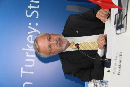 President Werner Hoyer signed on behalf of the EIB during an official visit to Turkey