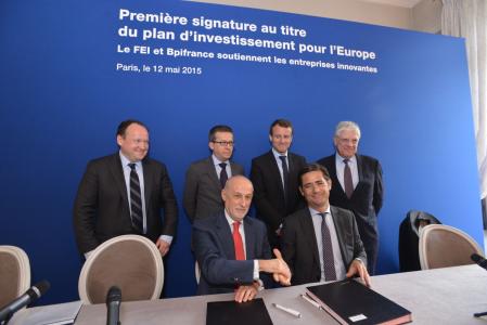 Pierre Luigi Gilibert, Directeur FEI et Nicolas Dufourcq, Directeur Général BPIFrance (assis) Ambroise Fayolle, Vice-Président de la BEI, Carlos Moedas, Commissaire européen chargé de la recherche, des sciences et de l'innovation , Emmanuel Macron, Ministre de l'Économie et des Finances, Pierre-René Lemas, Directeur Général de la Caisse des Dépôts (debout)