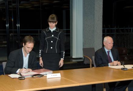 Mr Péter Oszkó, Minister of finance for Hungary and Mr Philippe Maystadt, President of the EIB