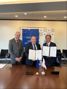 EIB Vice-President Fayolle and JICA Senior Vice President Hironori Shibata who both signed the Memorandum of Understanding