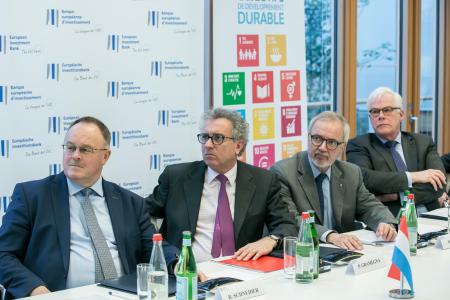 De gauche à droite : M. Romain Schneider, ministre de la Coopération et de l’Action humanitaire, M. Pierre Gramegna, ministre des Finances, le président de la Banque européenne d’investissement, Dr. Werner Hoyer et le Vice-président en charge des opérations dans les pays ACP, Pim van Ballekom.