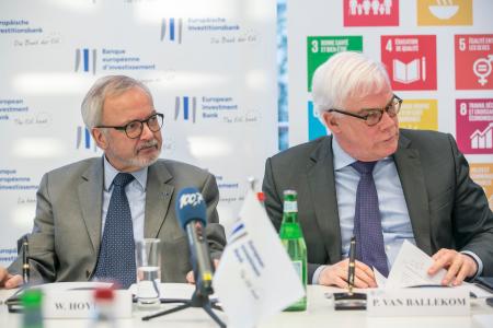 De gauche à droite: Dr. Werner Hoyer et le Vice-président en charge des opérations dans les pays ACP, Pim van Ballekom.