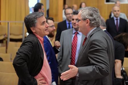 Mr Euclid Tsakalotos, Minister of Finance with Mr Jonathan Taylor, EIB Vice-President
