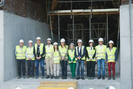 De izquierda a derecha: Marco Aurelio Pérez, alcalde de San Bartolomé de Tirajana; Roberto García Merino, Consejero Delegado de Redeia; Anselmo Pestana, Delegado del Gobierno en Canarias; Joan Groizard, Sec. de Estado de Energía y Medio Ambiente; Beatriz Corredor, presidenta de Redeia; Sara Aagesen, vicepresidenta tercera del Gobierno y ministra para la Transición Ecológica y el Reto Demográfico; Nadia Calviño, presidenta del Grupo BEI; Antonio Morales, presidente del Cabildo de Gran Canaria; Belén Gualda, presidenta de SEPI; Mariano Hernández Zapata, consejero de Transición Ecológica y Energía de Canarias; Onalia Bueno, alcaldesa de Mogán.