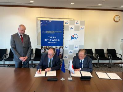 EIB Vice-President Fayolle and JICA Senior Vice President Hironori Shibata who both signed the Memorandum of Understanding