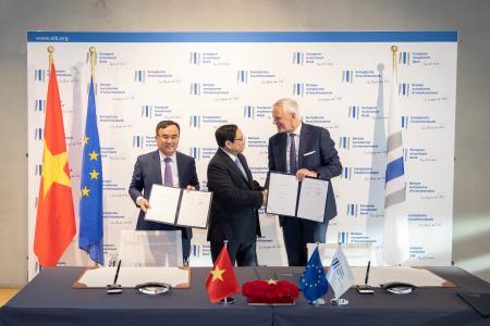 Signing ceremony for the memorandum of understanding between EIB Vice-President Kris Peeters and Mr Duong Quang Thanh, Chairman of Vietnam Electricity (EVN), the national electricity company of Vietnam, on December 10, 2022 in the presence of Vietnamese Prime Minister Phạm Minh Chính