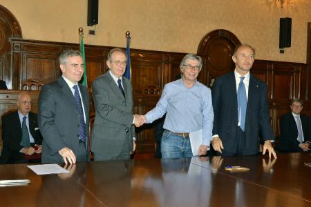 From left to right: EIB Vice-President D. Scannapieco, Minister of economy P. C. Padoan, Special commissioner for reconstruction V. Errani and CDP CEO F. Gallia