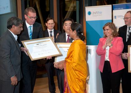 Moderation by Robert Christen,President, Boulder Institute of MicrofinanceWelcoming remarks by Dr Werner Hoyer,President of the European Investment Bankin the presence of Her Royal Highness the Grand Duchess of Luxembourg