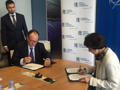 From left to right: His Excellency M. Peter Sørensen, Head of Delegation of the European Union to the United Nations Office and other international organisations in Geneva, Mr Ambroise Fayolle, EIB Vice-President responsible for innovation, and Mrs Fabiola Gianotti, Director General of CERN.