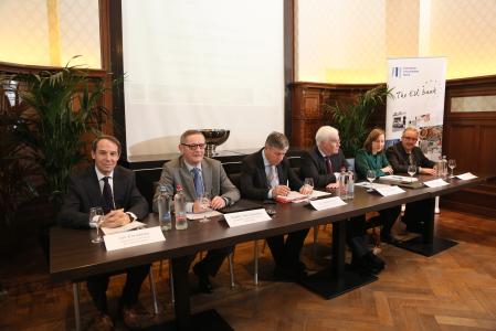 Jo Vandeurzen, Vlaams Minister van Volksgezondheid, Welzijn en Gezin, Pim Van Ballekom, EIB Vice President, Inge Vervotte, Voorzitter Dageliks Bestuur Emmaus, Luc Moens,Afgevaardigd leidend ambtenaar, VIPA
