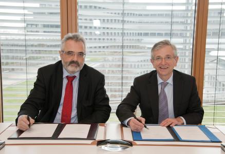 Mr Csaba BUGÁR, CEO of of Diákhitel Központ and Mr Wilhelm Molterer, Vice-President of the EIB