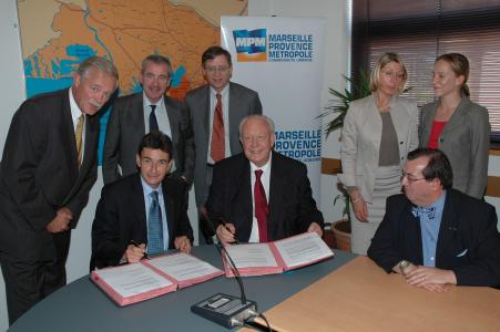 Jean-Claude Gaudin, President of the Communauté Urbaine Marseille Provence Métropole and Mayor of Marseille, and EIB Vice-President Philippe de Fontaine Vive signed the memorandum of understanding for the EUR 150 million loan