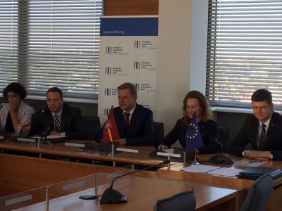 From left to right: The translatoir, EIB Vice President Mr Jan Vapaavuori, the Mayor of Vilnius Mr Remigijus Šimašius, the CEO of the City Administration Mrs Alma Vaitkunskienė, and the Advisor of the Mayor Mr Aleksandras Zubriakovas.