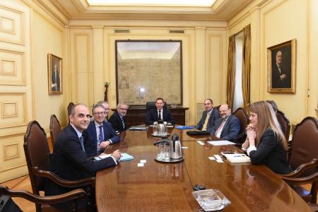 European Investment Bank (EIB) President Werner Hoyer, accompanied by Vice President Jonathan Taylor, today met in Athens with Greek Minister of Finance Euclid Tsakalotos and Minister of Economy, Development & Tourism Giorgos Stathakis, as well as Governor of the Bank of Greece Yiannis Stournaras, to reiterate and enhance the EU bank’s commitment to Greece.